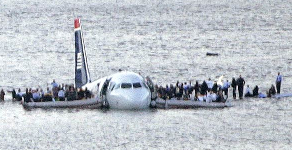 Hudson river plane crash. Авиакатастрофа на Гудзоне 2009. Ту 124 на Неве. Airbus a320 Гудзон. Приводнение на Неву ту-124.